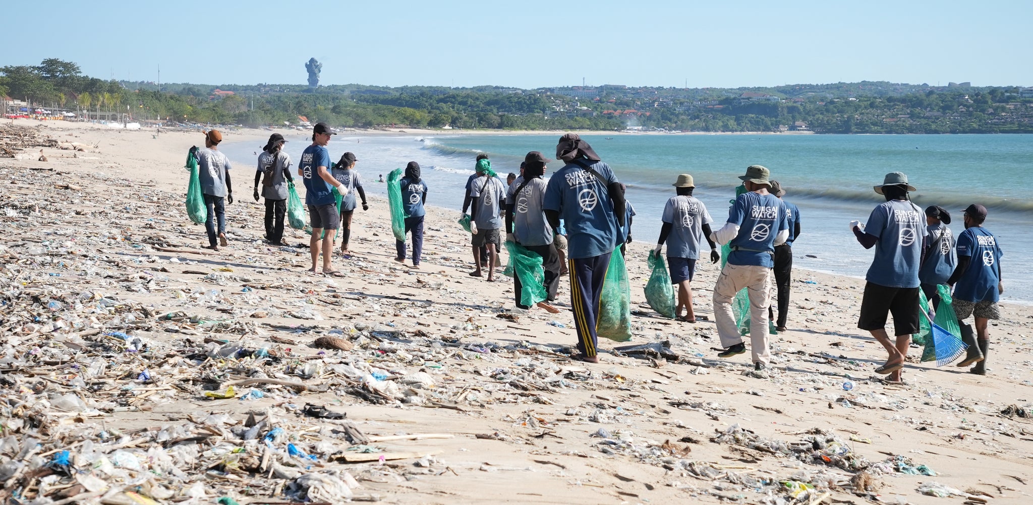 Kegiatan Pembersihan Sungai yang Dilakukan Bersama